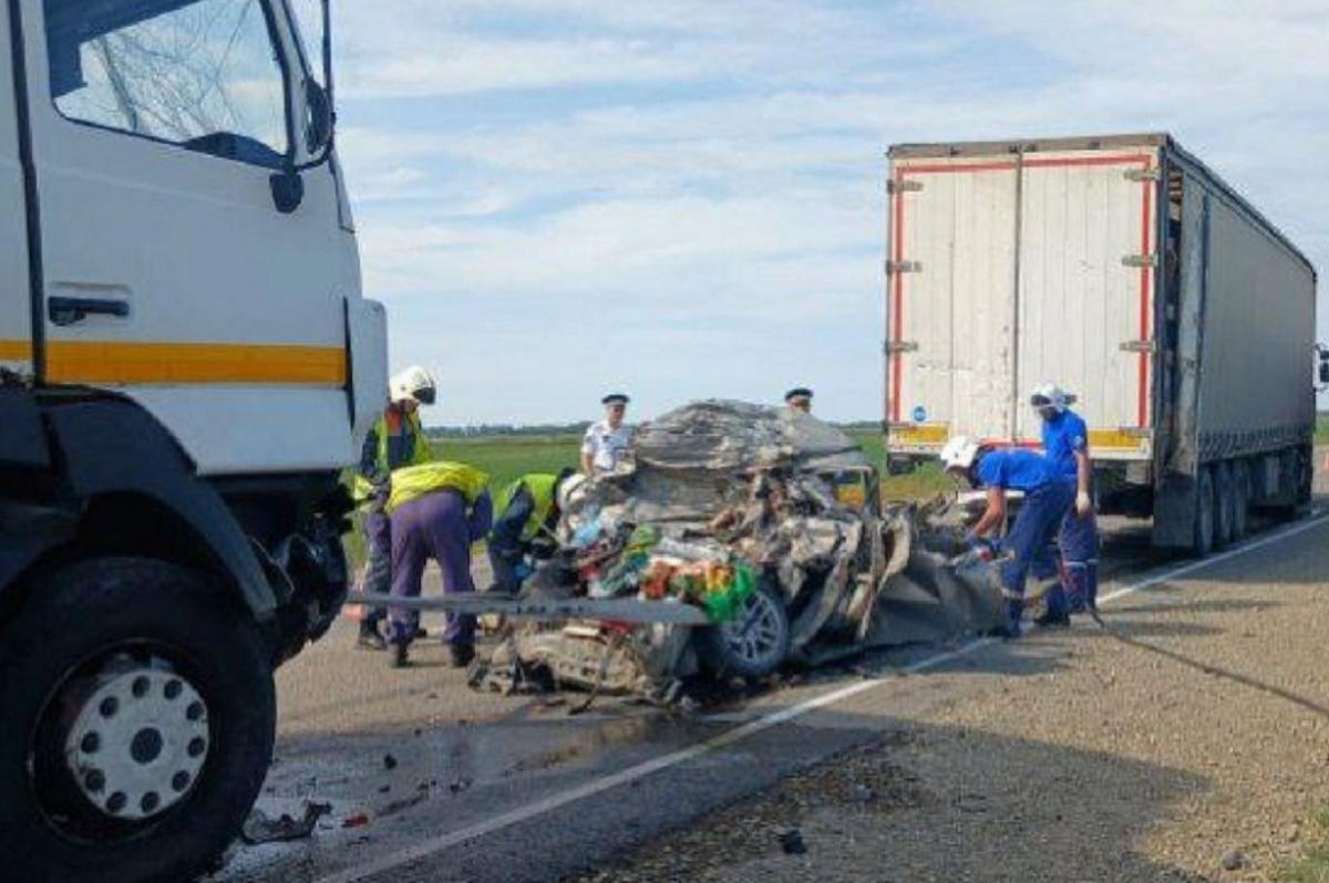 В крупном ДТП на Кубани погибла семья с 3 сестрами, грузовик МАЗ на полном ходу «впечатал» легковушку в другую фуру