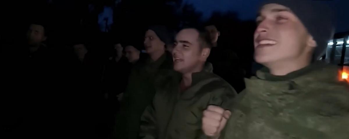 Российские военные, вернувшиеся из украинского плена, спели гимн России