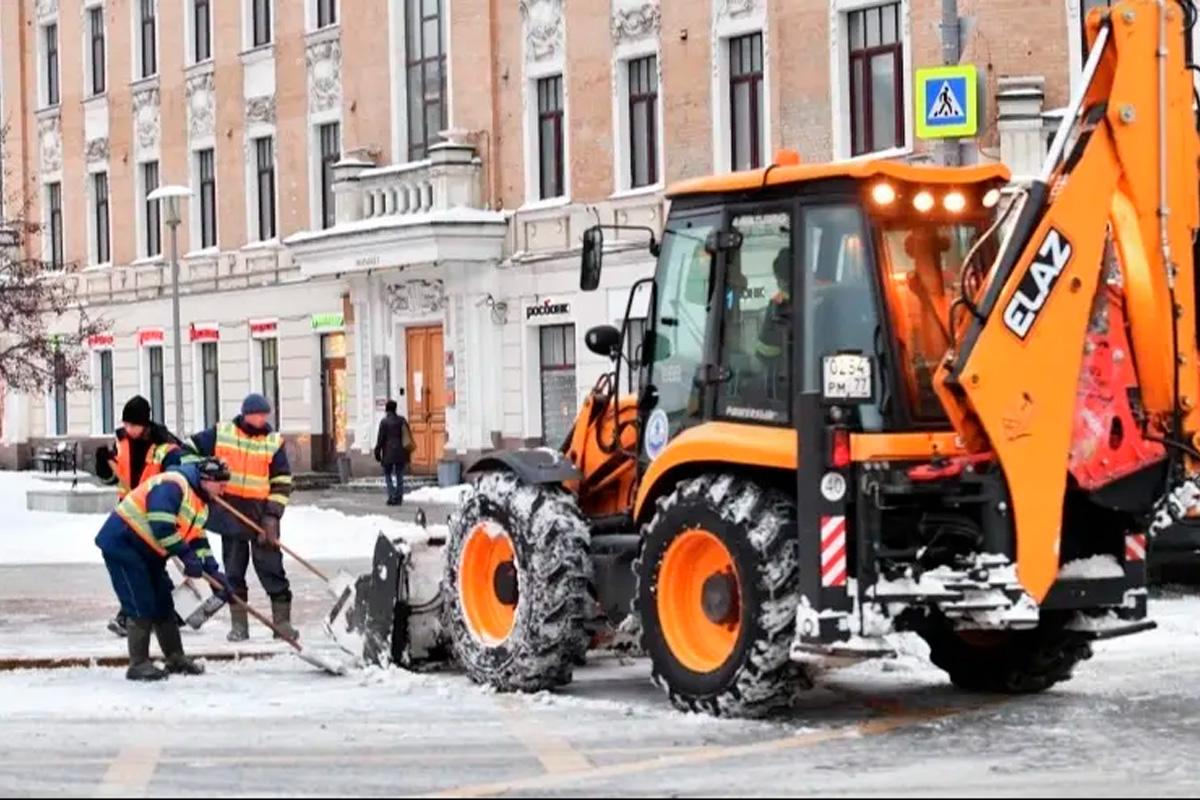 Московские власти заранее начали готовить технику к зиме