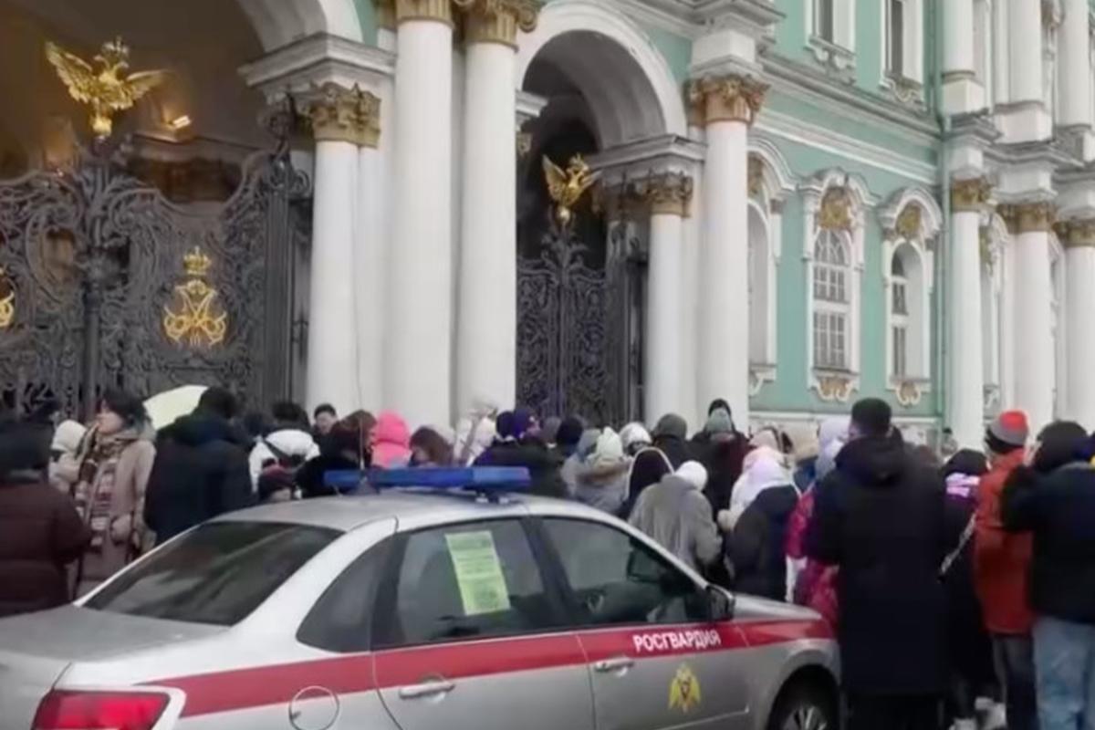 В Санкт-Петербурге эвакуировали посетителей Эрмитажа