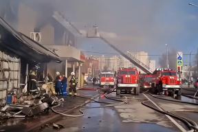 «Стройрай» в огне: строительный рынок в Солнечногорске горел семь часов, пострадал продавец