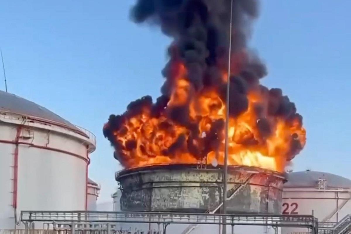 Врио губернатора Смирнов: пожар на нефтебазе после атаки беспилотника ВСУ частично потушили