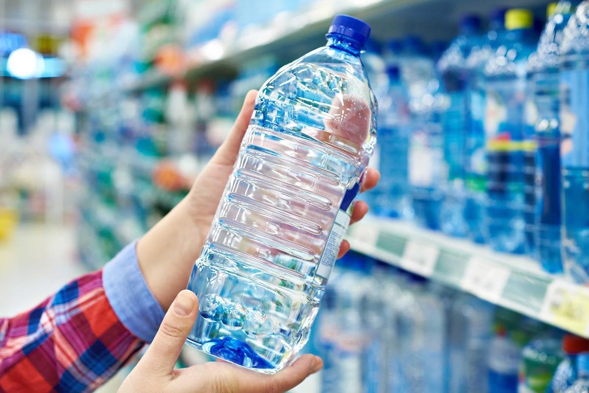 Врач-диетолог рассказал, чем может быть опасна бутилированная вода