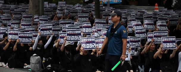 Около 120 тысяч учителей в Южной Корее вышли на протесты, требуя закон о защите