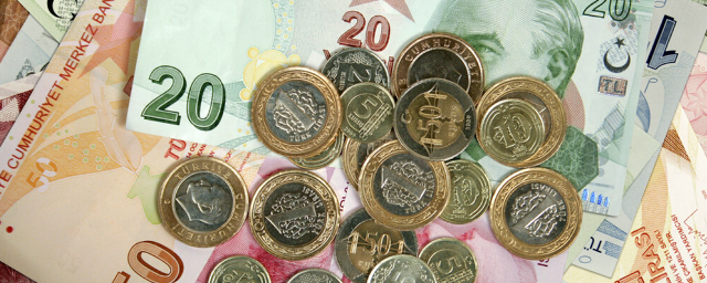 Турецкая лира подешевела к доллару после увольнения главы ЦБ