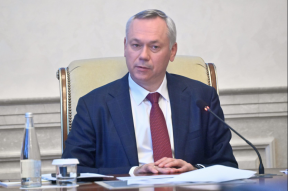 Губернатор Андрей Травников поручил усилить контроль качества работы единой горячей линии региона
