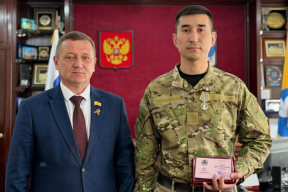 «Он своевременно сорвал атаку противника и спас товарищей»: Спикер Народного Хурала Калмыкии Артем Михайлов передал бойцу СВО Родиону Герр медаль имени Эрдни Теледжиевича Деликова