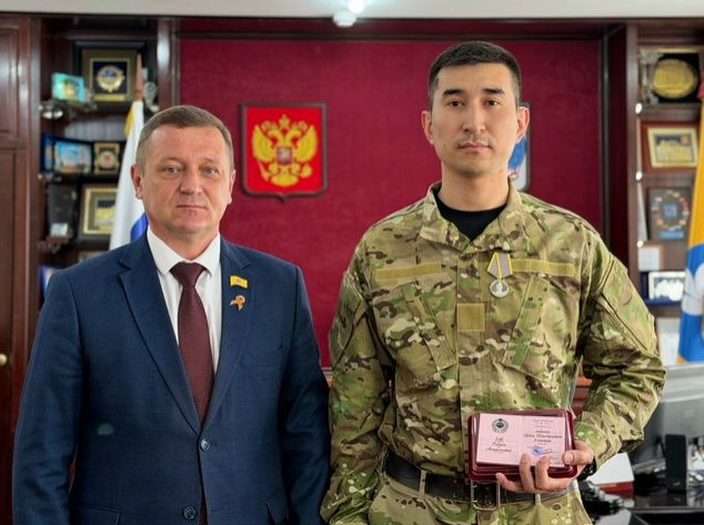 «Он своевременно сорвал атаку противника и спас товарищей»: Спикер Народного Хурала Калмыкии Артем Михайлов передал бойцу СВО Родиону Герр медаль имени Эрдни Теледжиевича Деликова