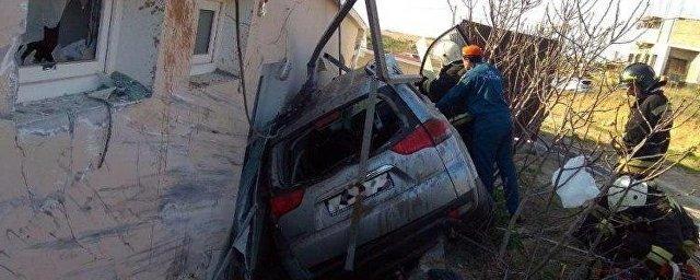 В Севастополе при столкновении автомобиля с домом погиб человек