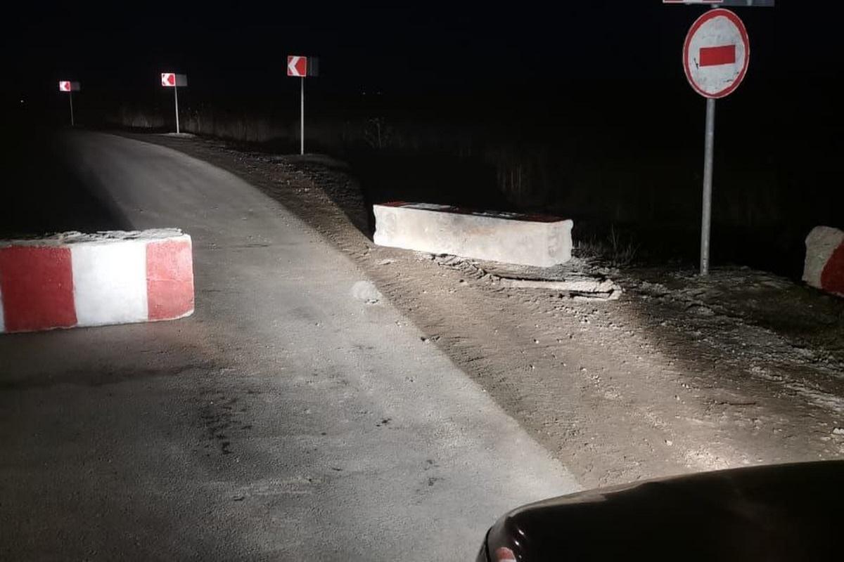 В Каргате водители самовольно убрали бетонные плиты, блокирующие проезд через опасный путепровод