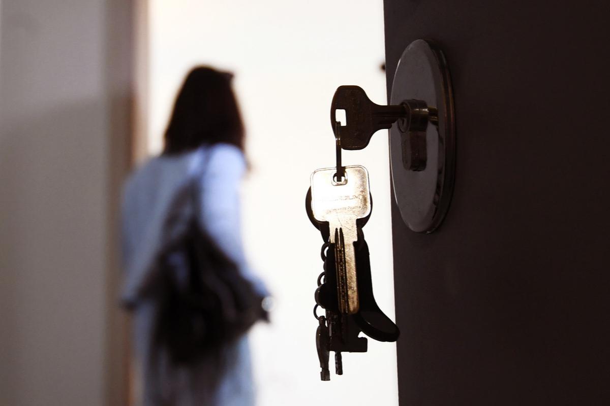 В Москве семью с ребёнком выселяют из квартиры из-за предыдущего владельца