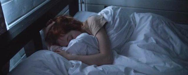 Мозг спящего человека сильнее реагирует на незнакомые голоса, чем на знакомые