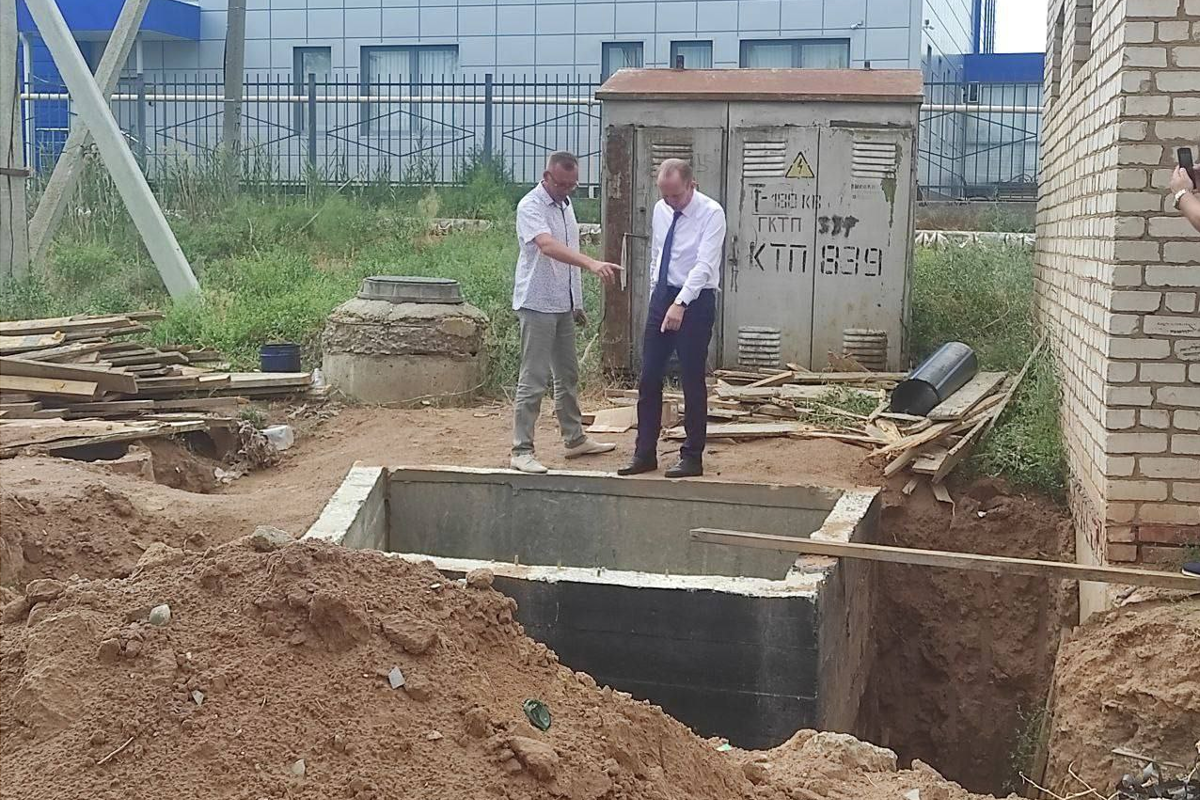 Спикер Гордумы Астрахани Игорь Седов проверил ход прокладки водовода на улице Молдавская