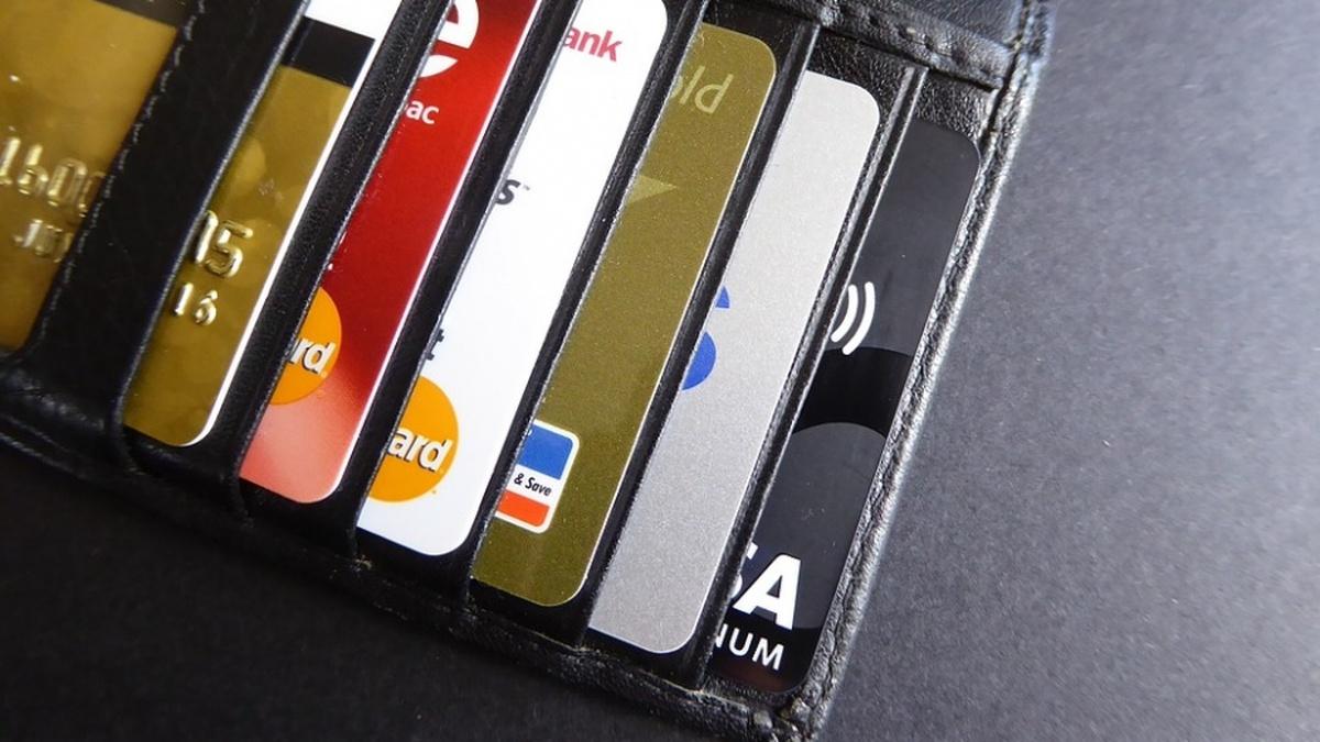 Финансист раскрыл причину массовой выдачи кредитных карт россиянам