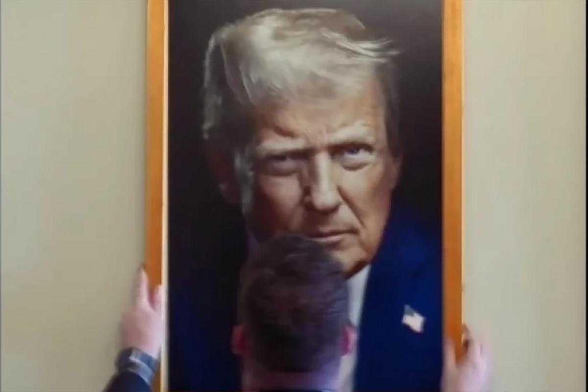 Белый дом показал новый официальный портрет Трампа