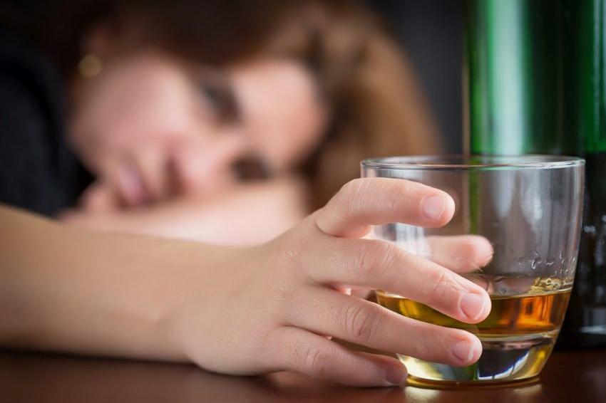Гастроэнтеролог Лебедева предупредила о вреде алкоголя при стрессе