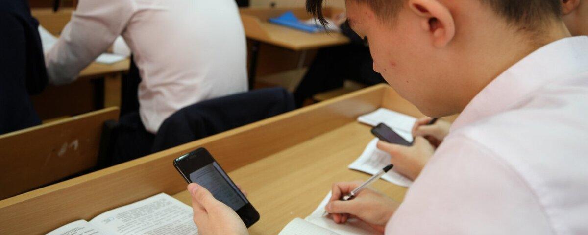Президент России утвердил закон о запрете использования телефонов на школьных уроках