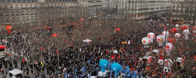 В Париже задержаны два десятка участников акции протеста против пенсионной реформы