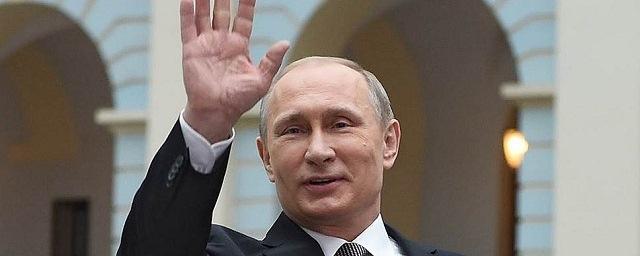 Российские журналисты передали Путину связанный перуанкой свитер