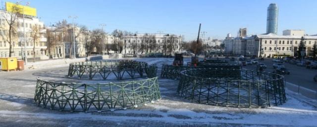 В центре Екатеринбурга начали устанавливать новогоднюю елку