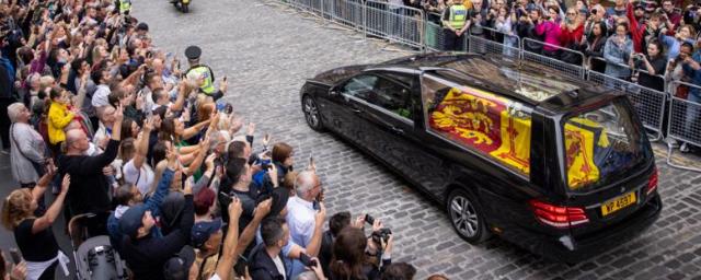 The deceased Elizabeth II was taken to Holyrood Palace in Edinburgh