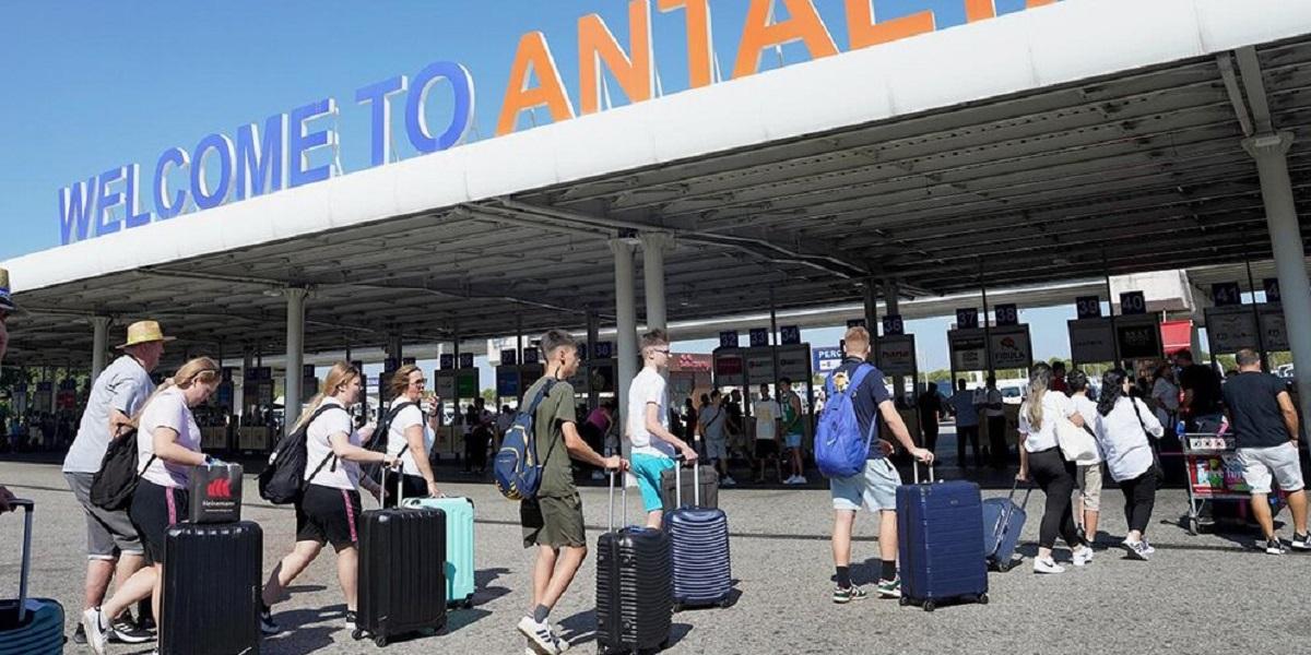 Авиадиспетчеры в Анталье устроили бунт — туристы попали в настоящую ловушку: не могут улететь и получить багаж