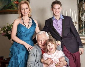 «Продлила ему жизнь». Как выглядит и живет младшая дочь Олега Табакова Маша