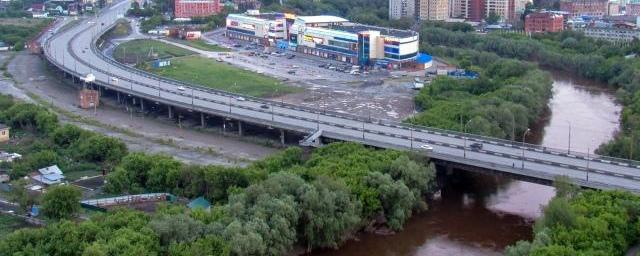Из-за испытаний в Омске временно приостановят движение на Фрунзенском мосту