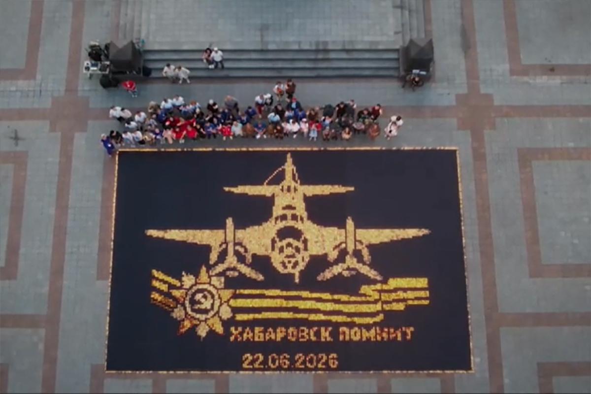 10 тысяч огней памяти: в Хабаровске засиял легендарный Ил-4