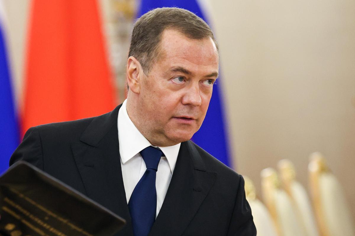 Медведев прокомментировал запрос в МУС на его арест