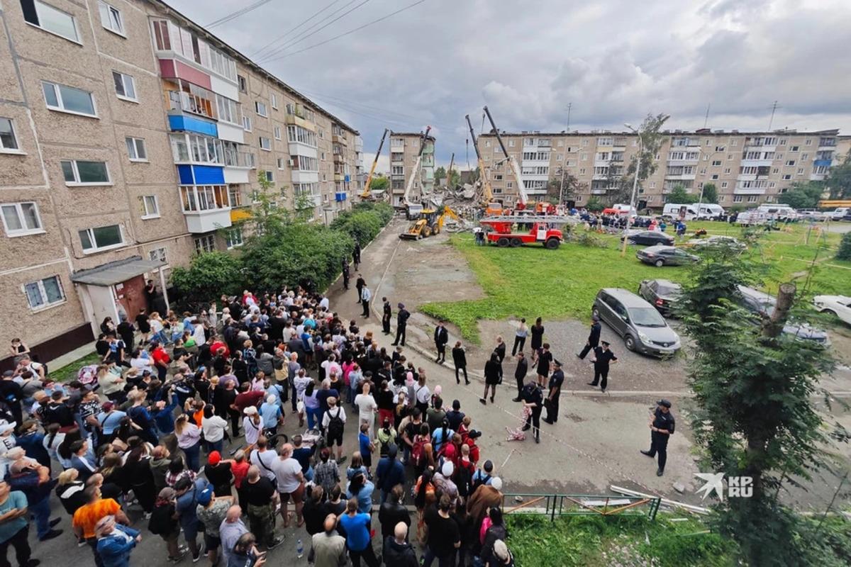 В Нижнем Тагиле жители несут цветы к месту обвала пятиэтажки