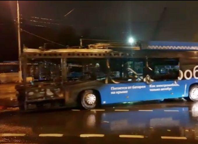 В Москве на Дмитровском шоссе впервые загорелся электробус