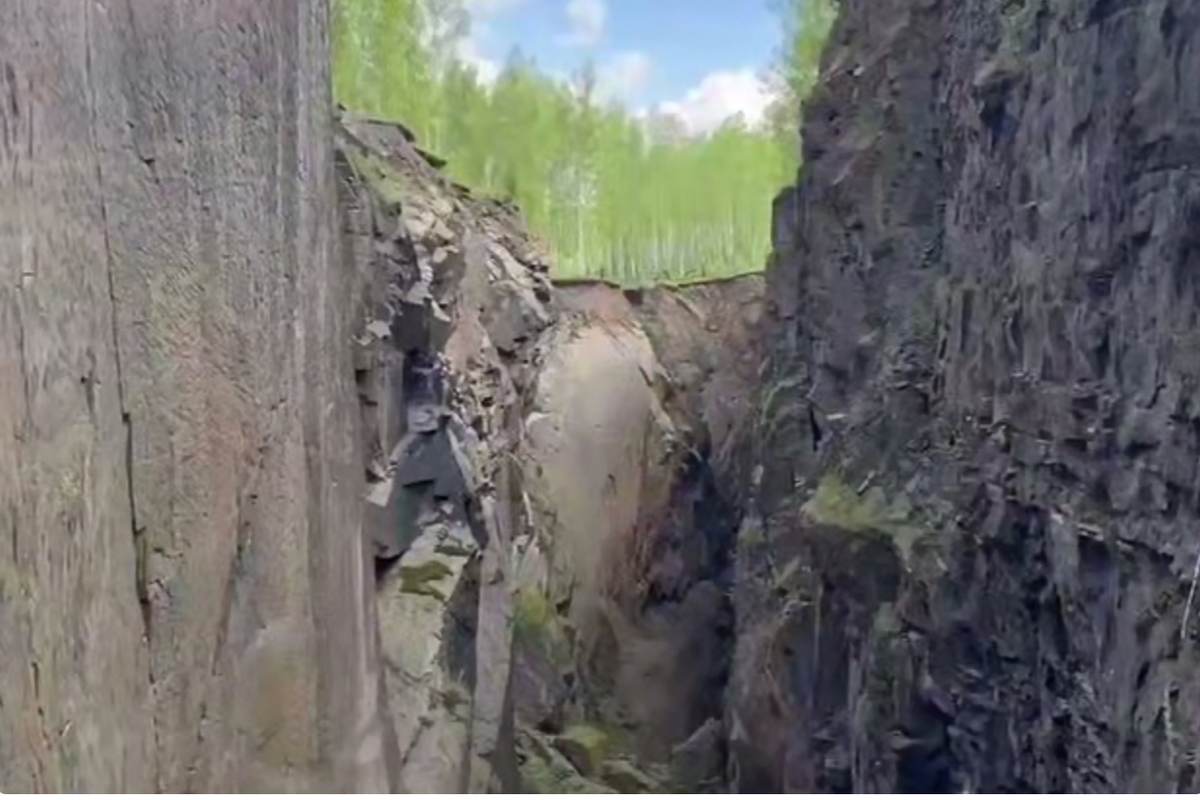 Уникальные кадры изнутри гигантского разлома на Урале захватывают дух