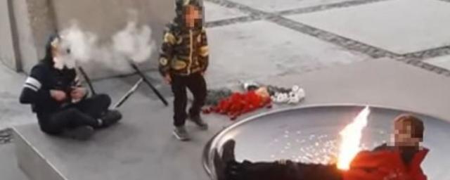 Полиция Новосибирска ищет детей-вандалов, которые развлекались на мемориале Монумента Славы