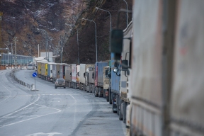 Almost a thousand lorries waiting to pass through the border between Russia and Georgia