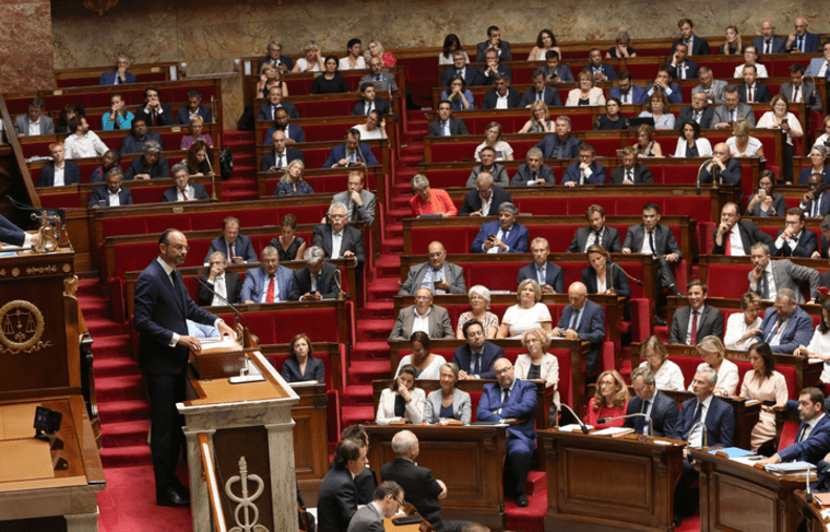 Власти Франции приняли законопроект о санитарных пропусках