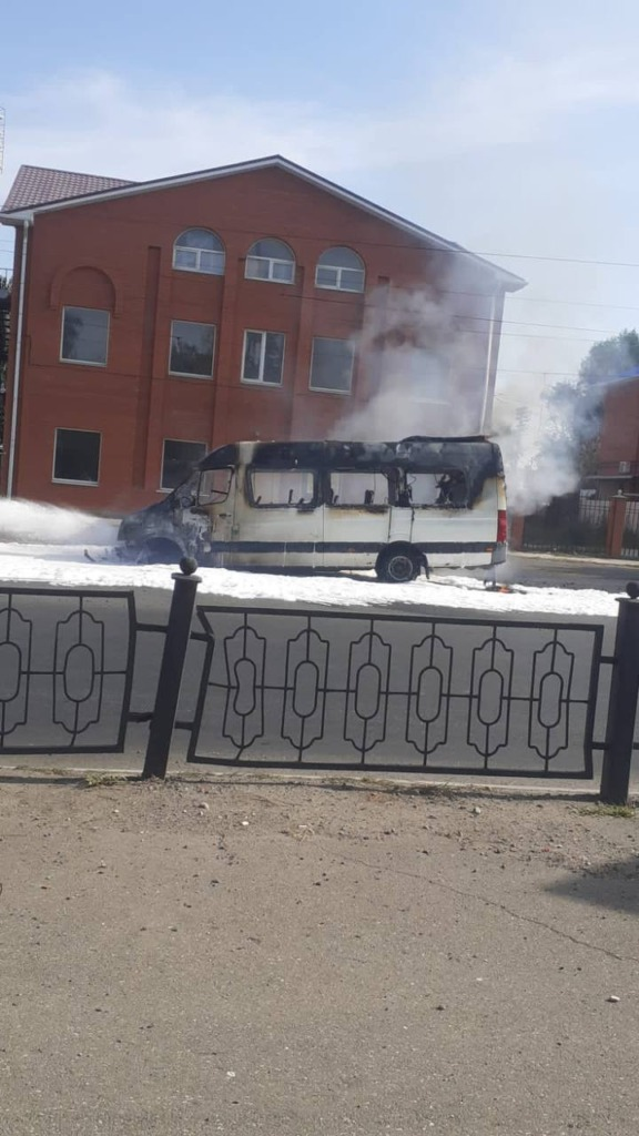 В Астрахани возле Центрального стадиона сгорела маршрутка