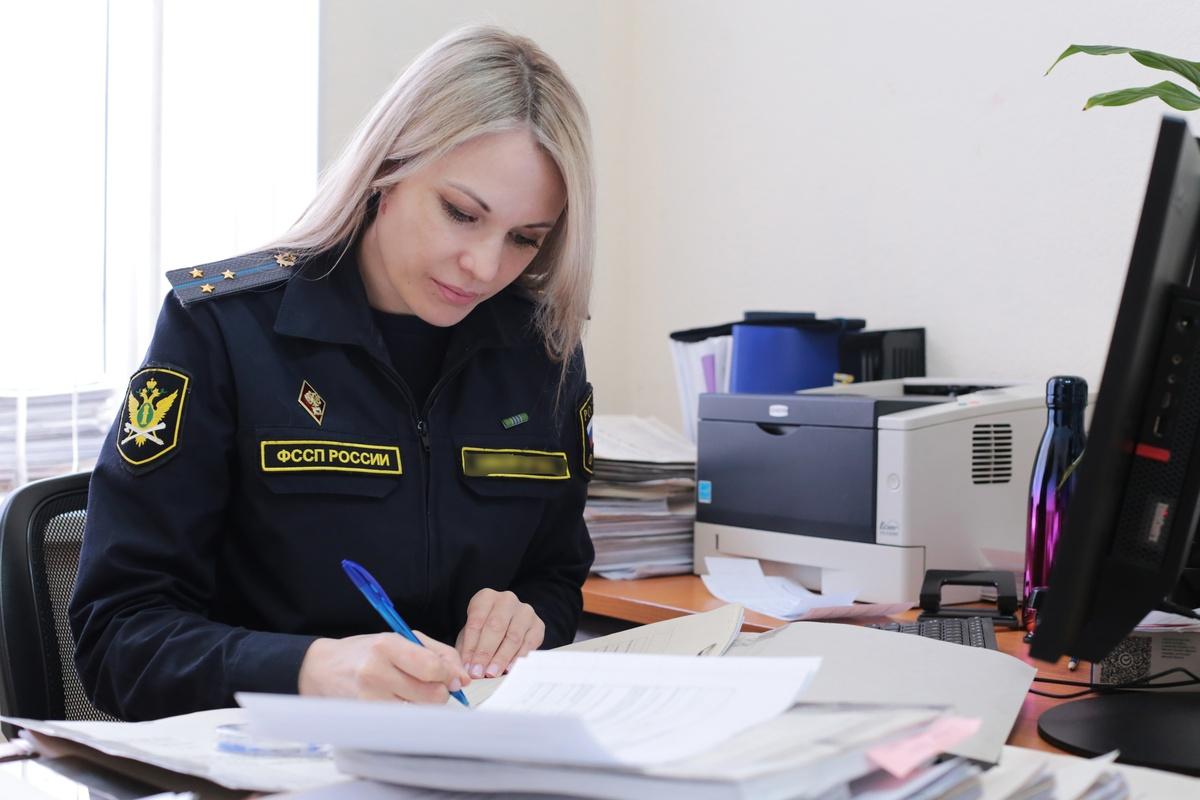 250 тысяч петербуржцев не могут покинуть Россию из-за просроченных долгов