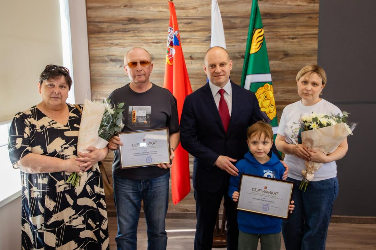 Глава Городского округа Пушкинский вручил сертификаты на переселение из аварийного жилья двум семьям