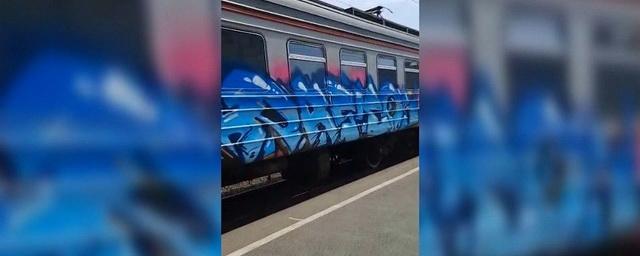 В Новосибирске задержали граффистов, разрисовавших электричку в Чулыме