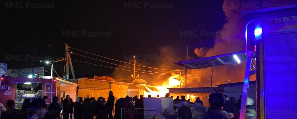 В Ростове-на-Дону пожарные локализовали пожар на вещевом рынке площадью 4 тыс. кв. м