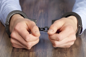 Американский капрал полиции арестован за изнасилование 15-летней девочки в учебном заведении