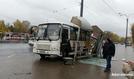 В Петербурге автобус въехал в остановку, пострадали две женщины