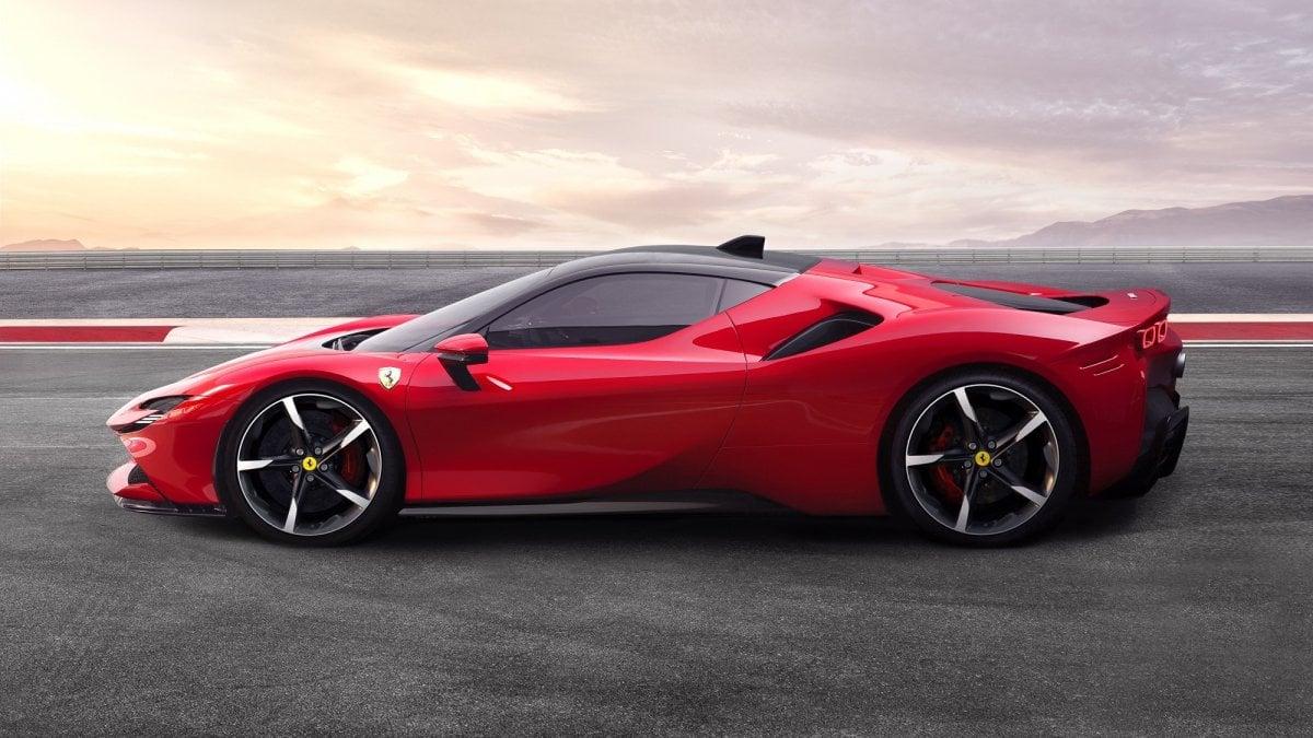 Ferrari презентовала гибридную версию SF90 Stradale