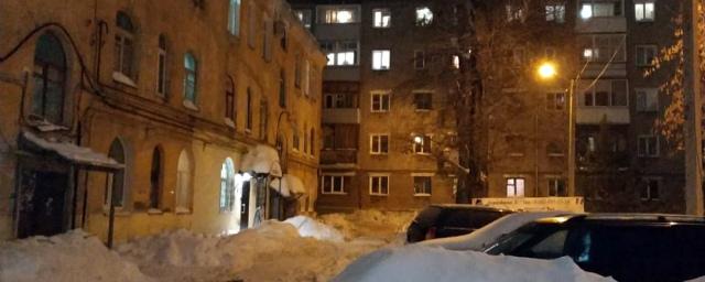 В Кирове упавшая с крыши ледяная глыба травмировала женщину