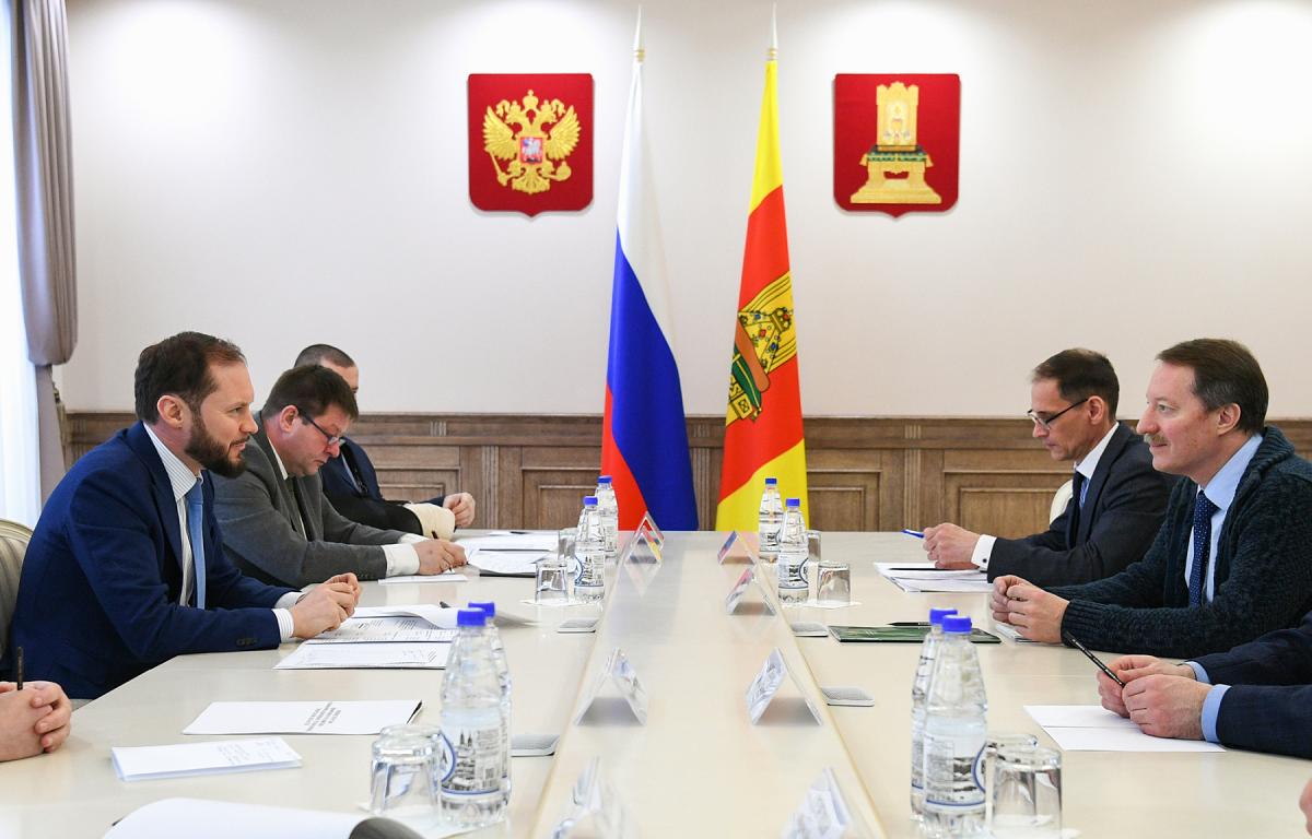 Технологический суверенитет, безопасность и новые рабочие места: Врио главы Тверской области Виталий Королев обсудил развитие ИТ-центра с заместителем руководителя ФТС Владимиром Ивиным