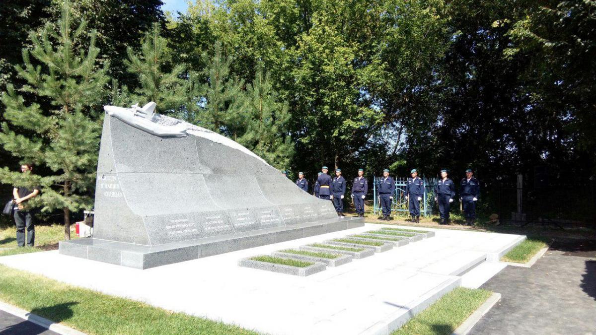 В Туле открыли мемориал погибшим в 1972 году летчикам
