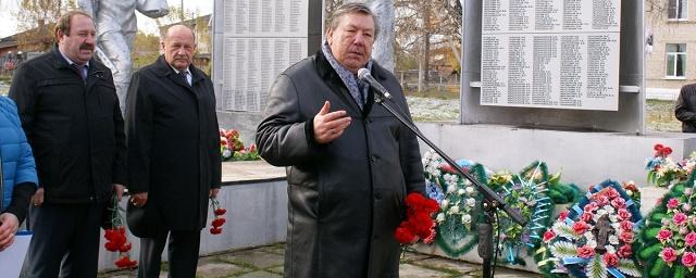 В селе Шатрово открыли три памятных знака