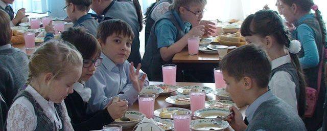 Омские школьники начнут питаться по карточкам