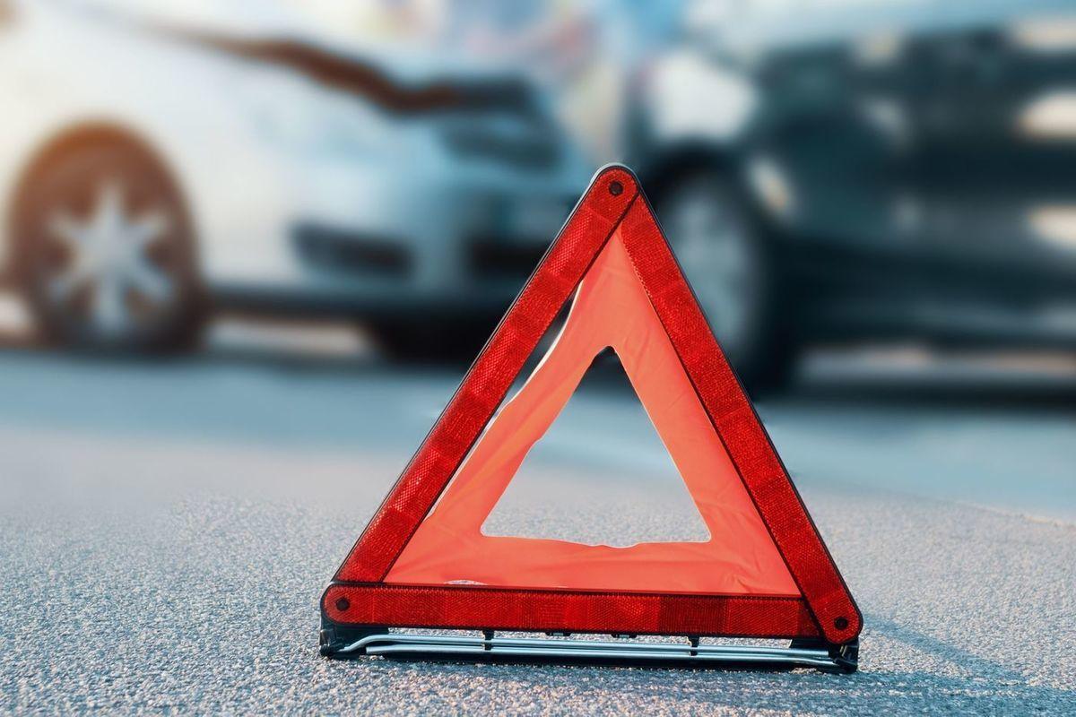 В Мордовии грузовой автомобиль ГАЗ-2844SA совершил наезд на стоящий фургон